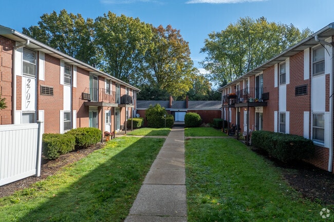 Patio entre edificios - Arbor Park Apartments