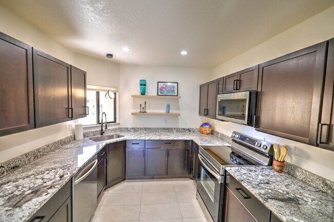 Photo - "Charming 2-Bed, 2-Bath Townhouse Retreat in Tucson – Spacious 1176 Sq Ft Living!"