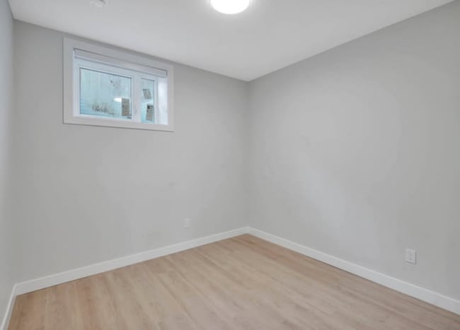 Photo - 14405 127 St