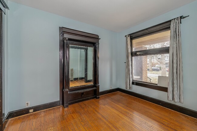 Photo - 977 Woodruff Pl E Dr