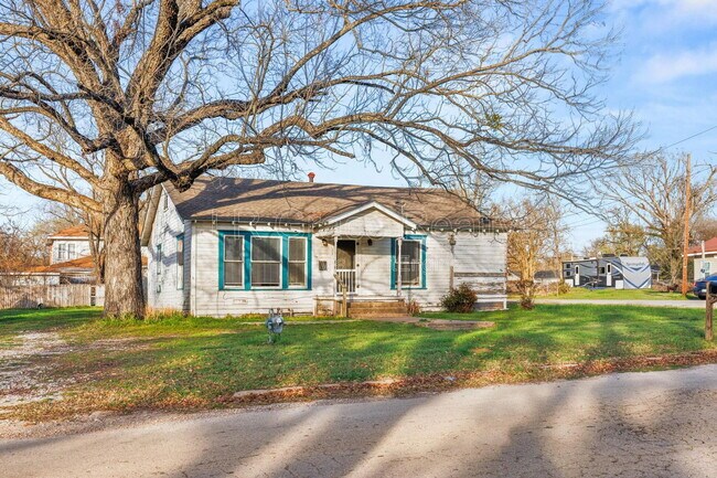 Photo - 211 E Navasota St