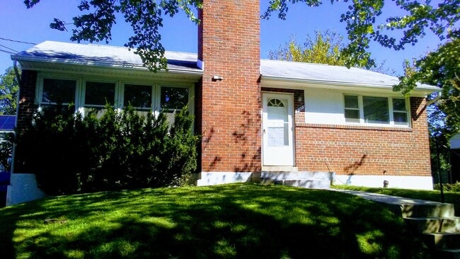 Building Photo - Bright & Sunny 3BR Rambler in Silver Spring!