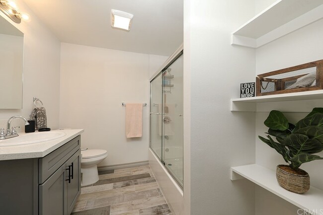 front bath - 3301 W 108th St House