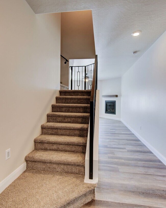 Photo - Newer 3 bedroom 2.5 bath Townhome in Cedar...