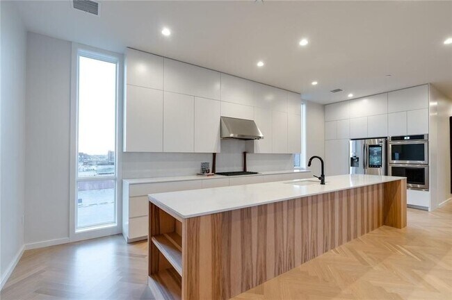 Photo - 701 N Hudson Ave