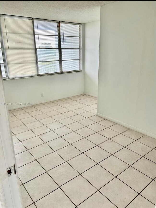 Photo - 2025 NE 164th St Unit 402