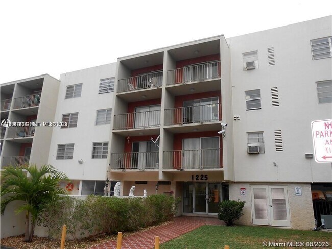 Building Photo - 1225 NE 124th St Unit 28A