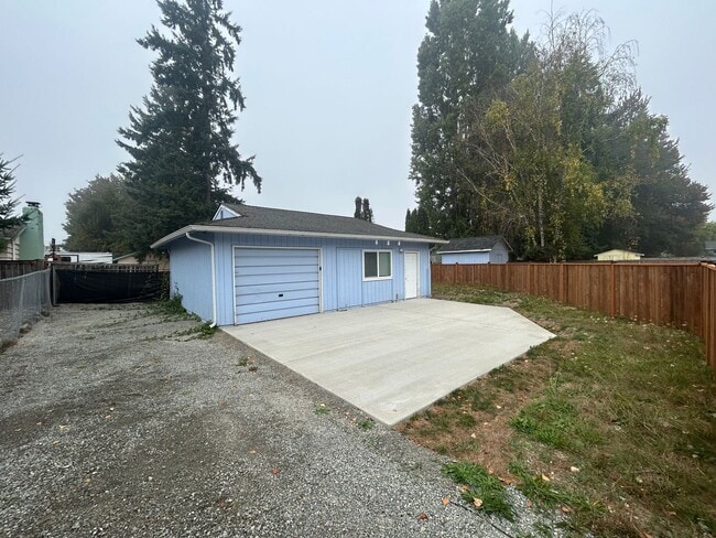 Building Photo - Private, Quiet HOME 1 bd 1 bath w/ garage ...