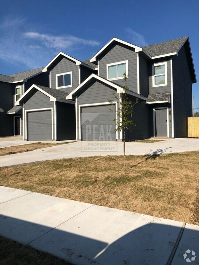 Building Photo - Peak living! Stylish 2BR Townhome with 15 ...