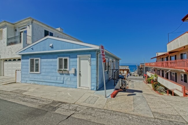 Building Photo - 3809 Crest Dr Unit Upper