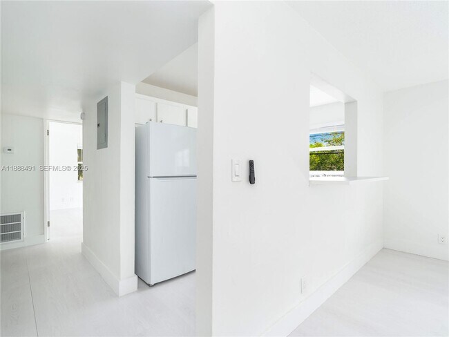 Photo - 2025 Miami Rd Unidad 17