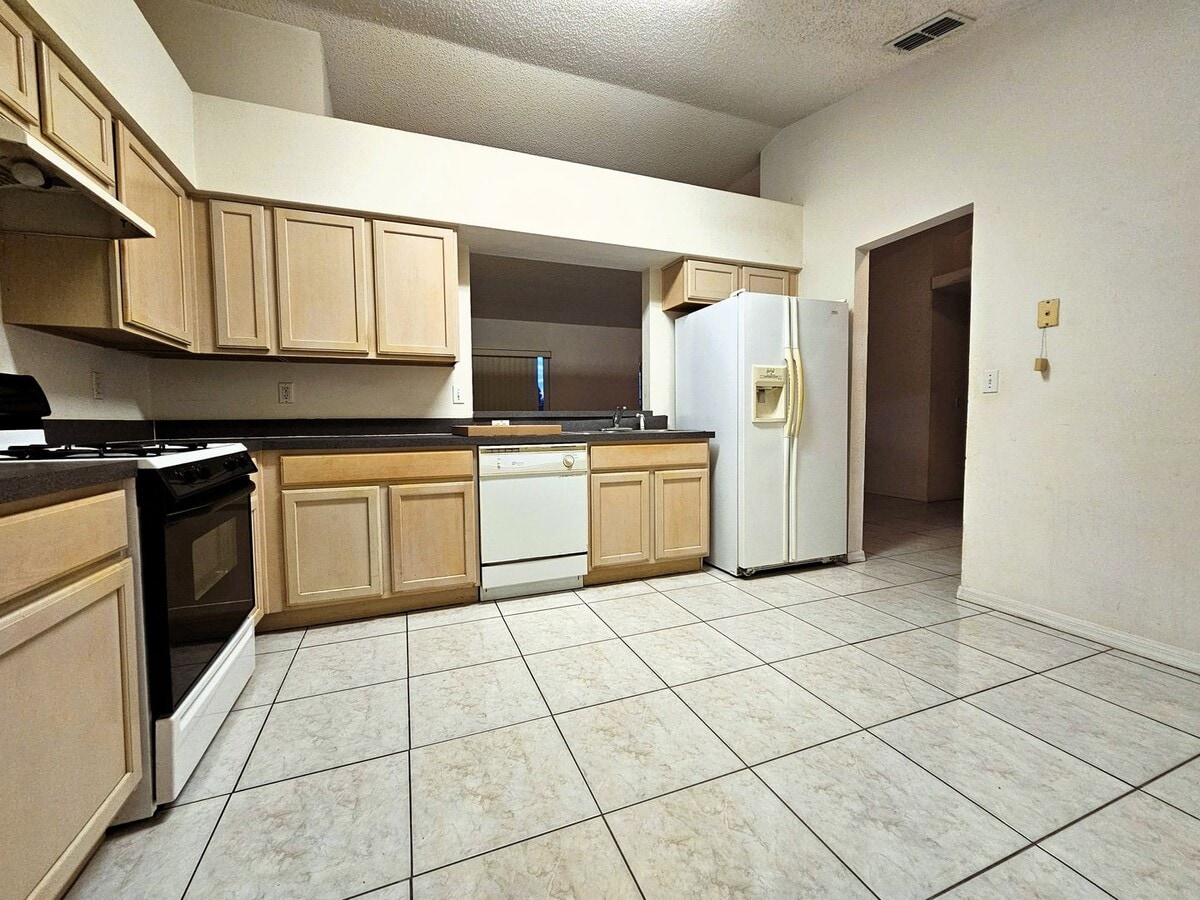 Photo - Bright & Spacious 3-Bedroom Home in the Heart of Clermont!