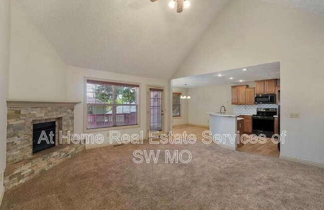 Photo - 122 W Sandalwood Ln