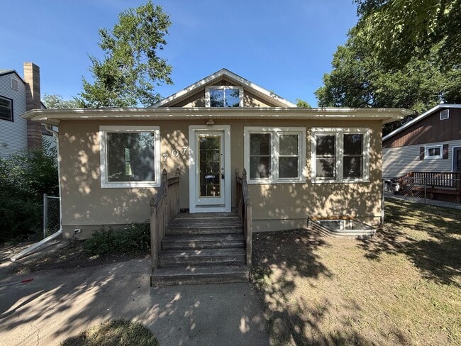 Building Photo - House- NW