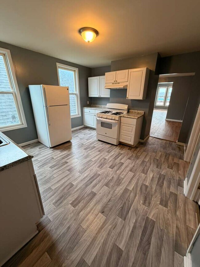 Photo - 884 3rd Ave