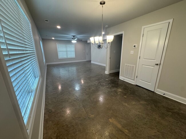 Photo - 5 Bedroom 2 Bathroom Home for Rent close t...