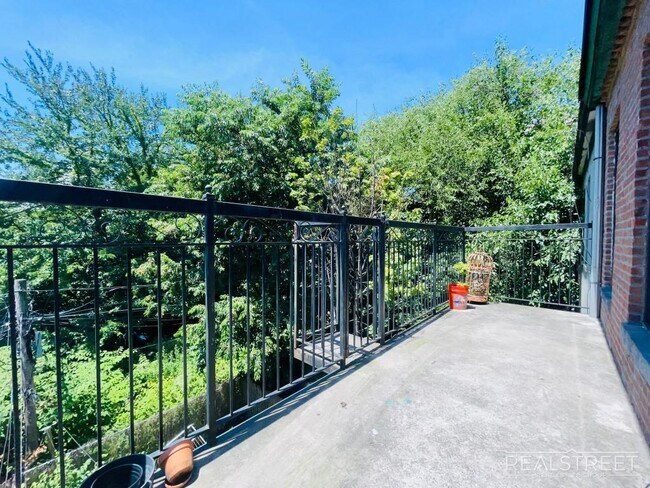 Stunning 3 bed 1.5 Bath w. Balcony in Bedstuy!