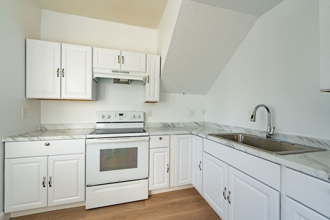 Building Photo - Spruce (294) Unit 1