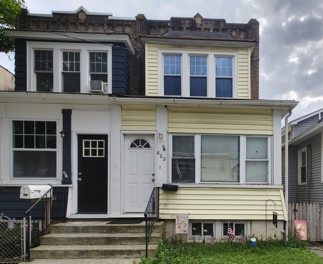 Building Photo - 602 Powell St Rental