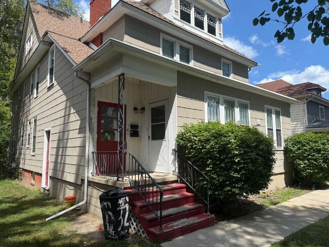 Building Photo - "1-Bedroom Retreat in the Heart of Mt Clemens – 650 Sq. Ft. of Cozy Living!" Unit 3
