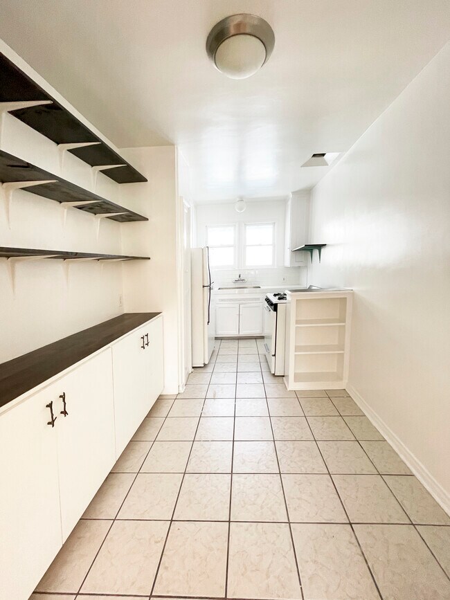 Kitchen - 4633 Clarissa Ave Unit 3