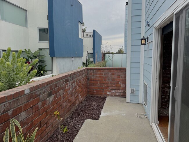 Photo - 2 + 2.5 Santa Monica Condo townhouse Unit 5