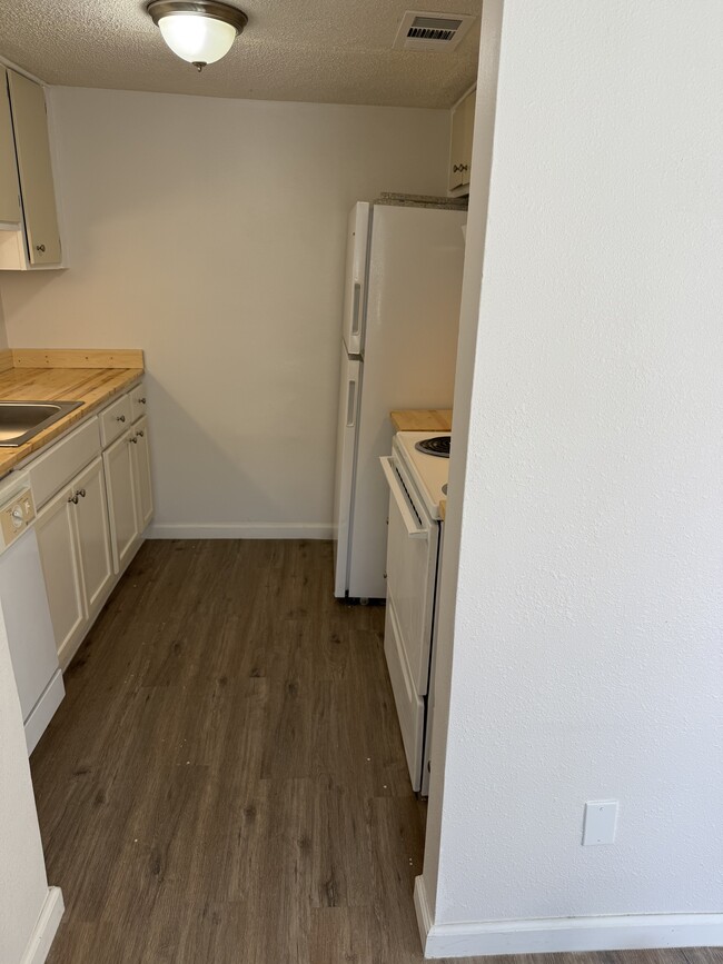 Building Photo - 100 Lewis Dr Unit 11c Rental