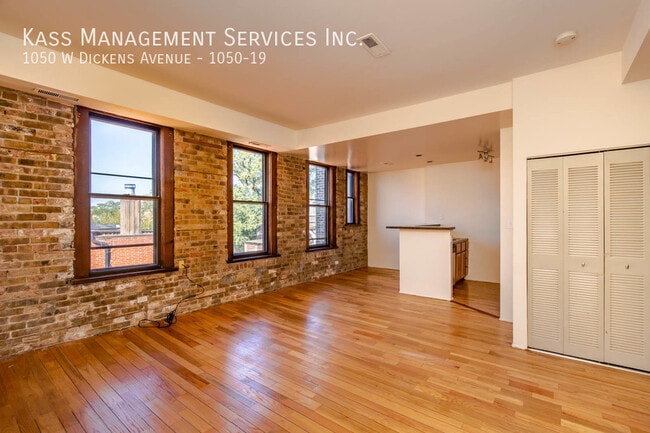 Building Photo - 1050 W Dickens Ave Unit 1050-19