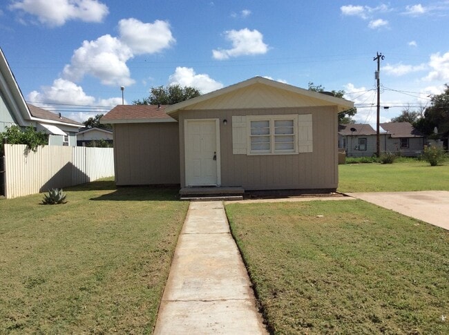 Photo - 208 SE 6th