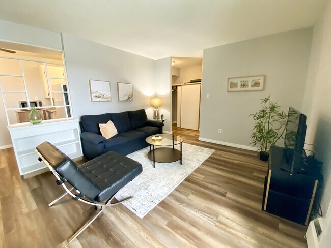 Photo - 8310-8310 Jasper Ave