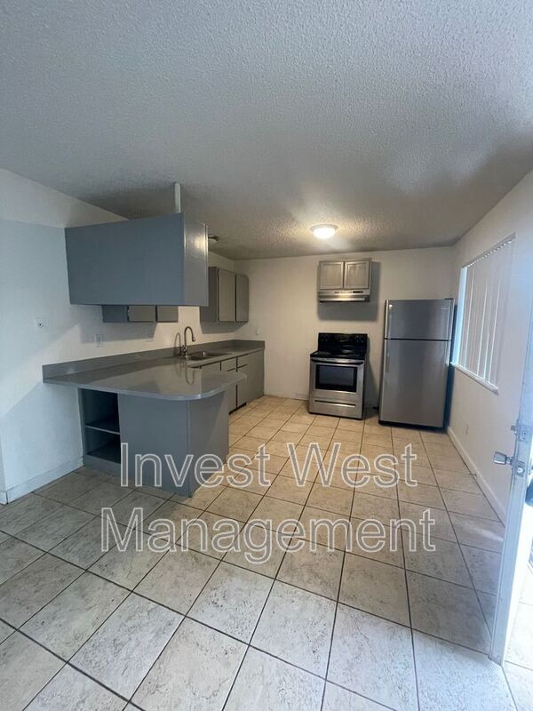 Photo - 944-933 33rd Ave