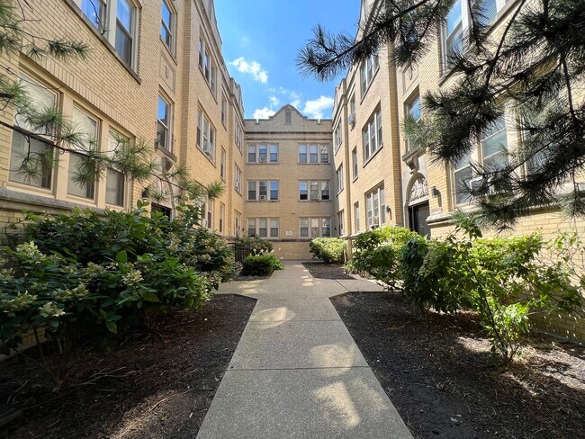 Building Photo - 2404 N Kilbourn Ave Unit 3