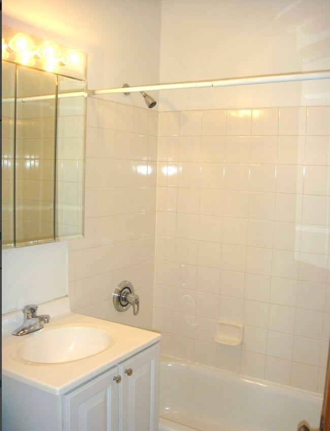 Photo - 2050 W Byron St Unidad 2