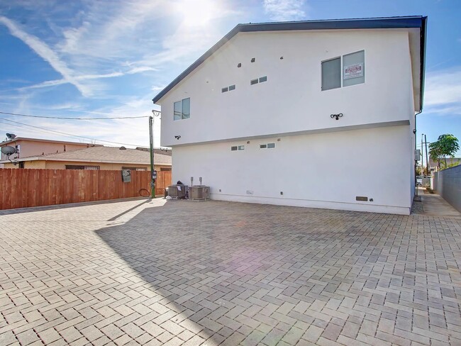 2439.5 Malabar St