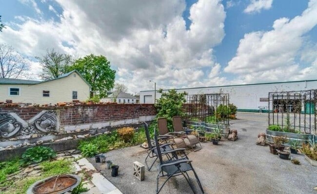401 W Main St