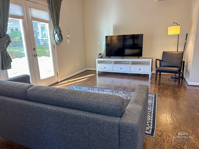 Photo - 410 E 16th St