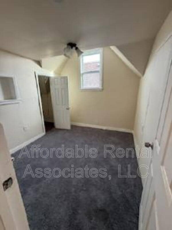 Building Photo - 827 W Maple St Unit Upper Front