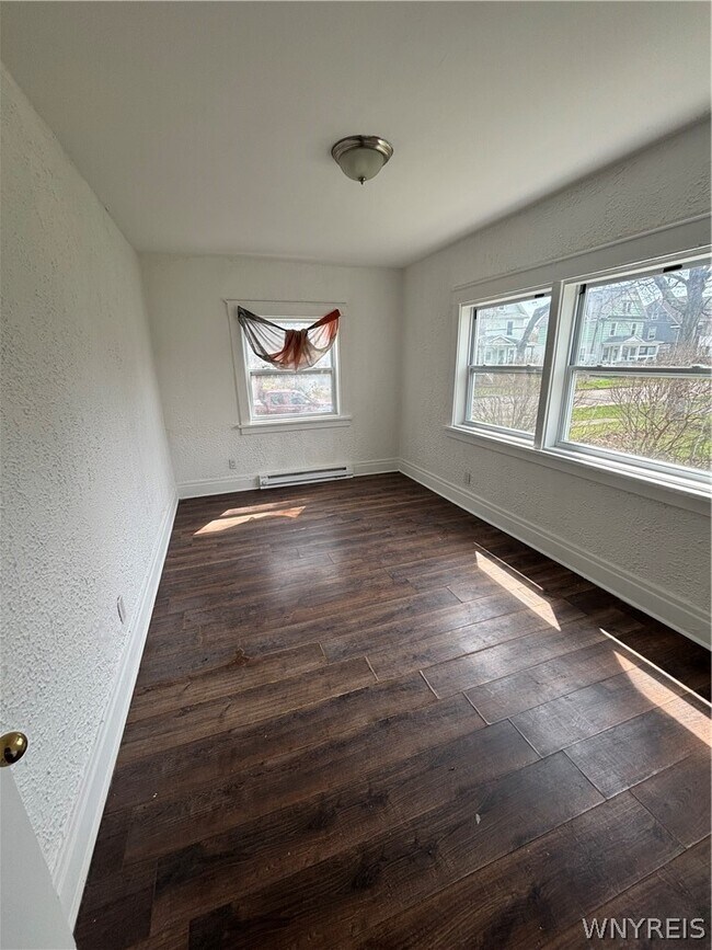 Photo - 1780 Falls St