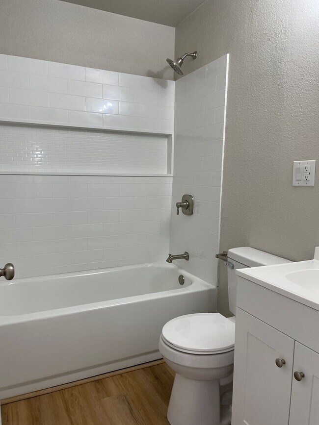 Photo - Top Floor - 1BD/ 1BA- Fully Renovated!! Unit 6