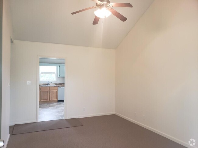 Building Photo - Cute and cozy! Close to Post! Rental