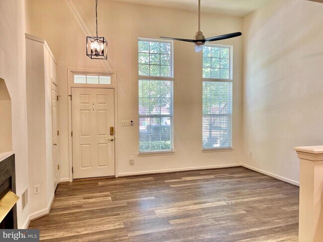 Building Photo - 1883 Crescent Park Dr