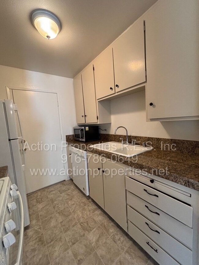 Photo - Central Roseville: 2 Bedroom 1 Bathroom Single Level, Large Living Room Central Heat and Air Upda...