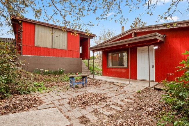 Building Photo - 4+ bed 2 bath available center of campus v... Rental