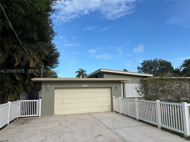 Photo - 800 SW 8th St
