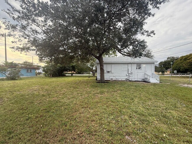 Photo - 33 SW 12th Ave