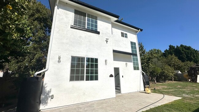 Photo - 16023 Wyandotte St