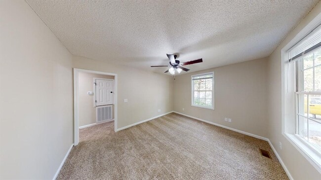 Photo - Cozy 2 bedroom 1 bath home. Conveniently l...