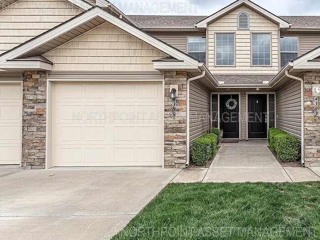 Building Photo - Stylish 3-Bed, 2-Bath Northland Townhome i...