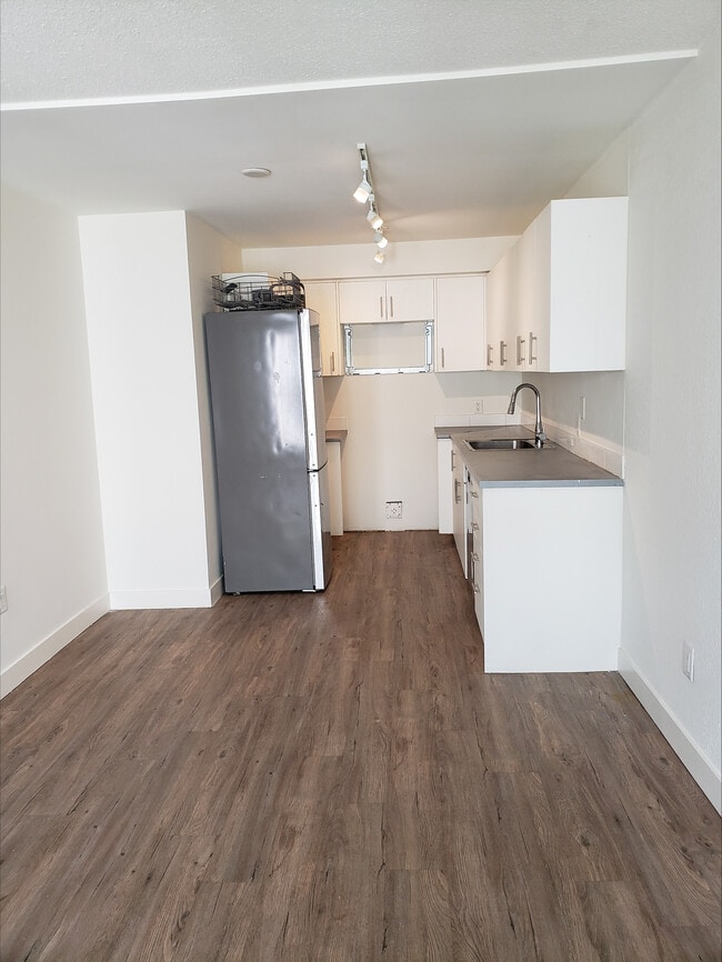 Photo - 2626 Cook St