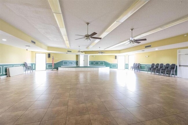 Building Photo - 113 Royal Pk Dr Unit 1H